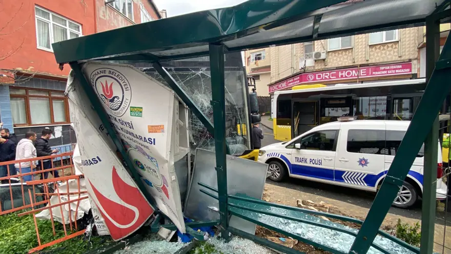 Kontrolden çıkan halk otobüsü durağa daldı 2