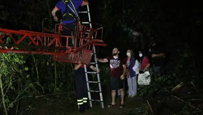 Rize'de evlerinde mahsur kalan aile kurtarıldı