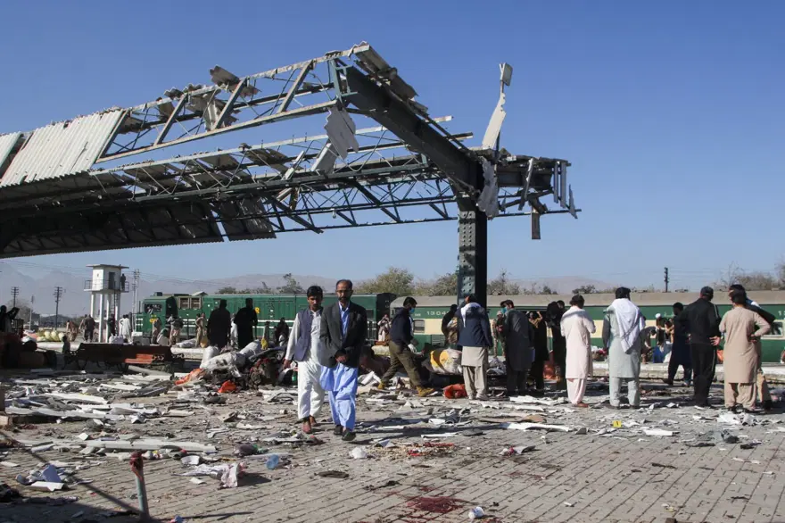 Pakistan'da tren istasyonunda korkunç patlama: En az 26 kişi öldü, durak can pazarına döndü 2