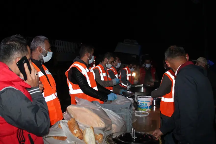 Bingöl'de 5,7 büyüklüğünde deprem: Bir şehit, 18 yaralı 3