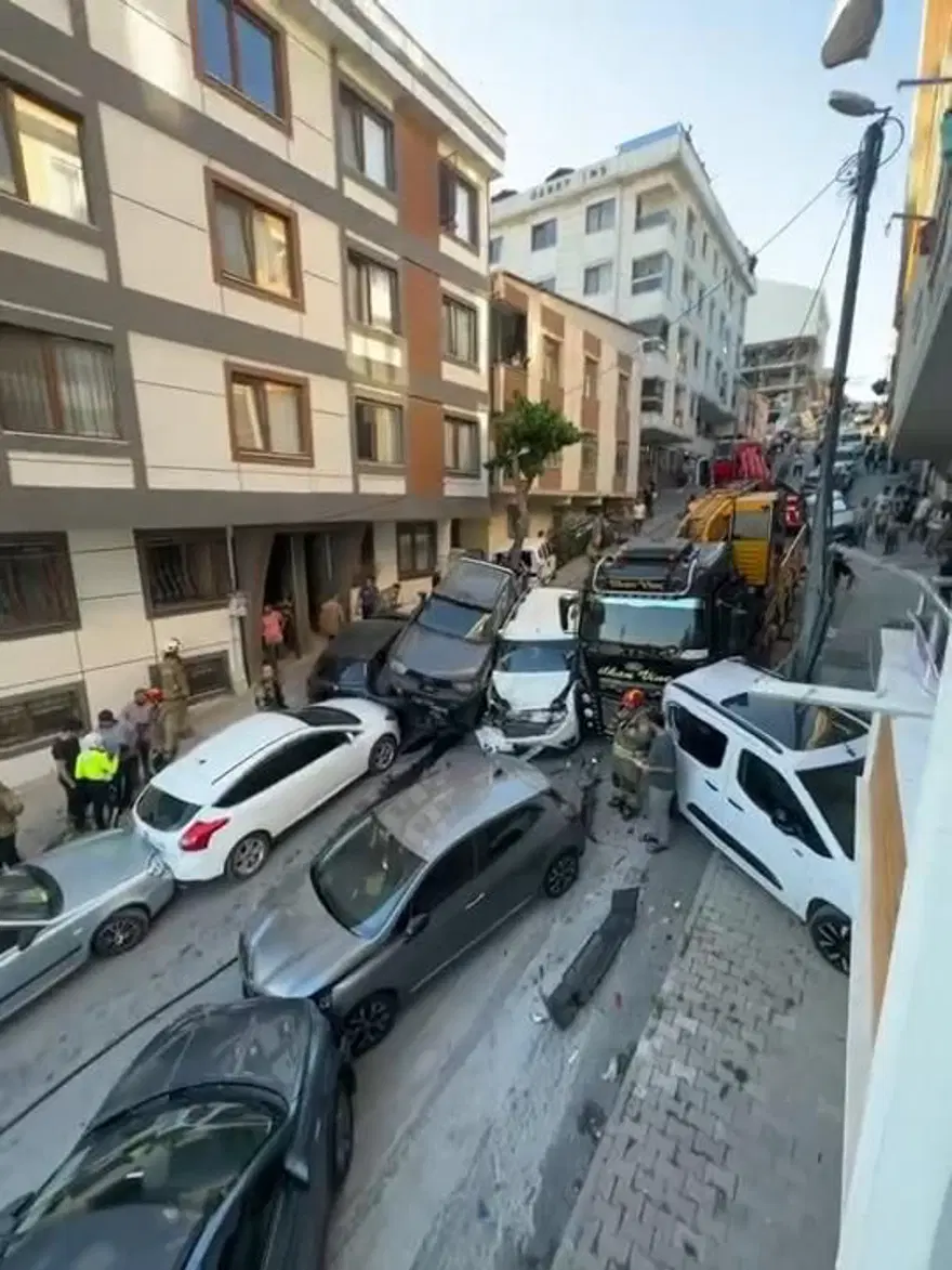 İstanbul'da kayan vinç 23 aracı biçti: Ortalık savaş alanına döndü 