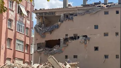 Küçükçekmece'de kentsel dönüşümdeki boş bina çöktü