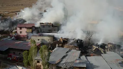 Erzurum'da kırsal mahallede yangın: Çok sayıda ev zarar gördü