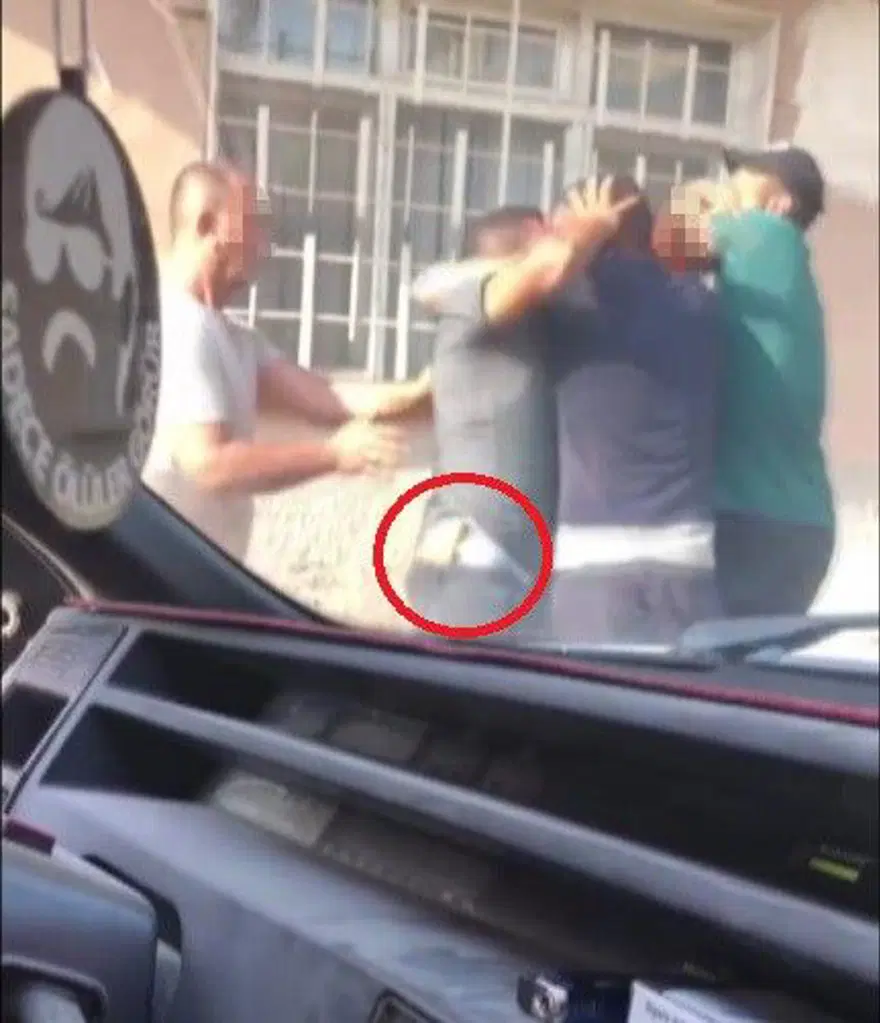 Hatay'da tekmeli yumruklu kavga: Sokak boks ringine döndü! 2