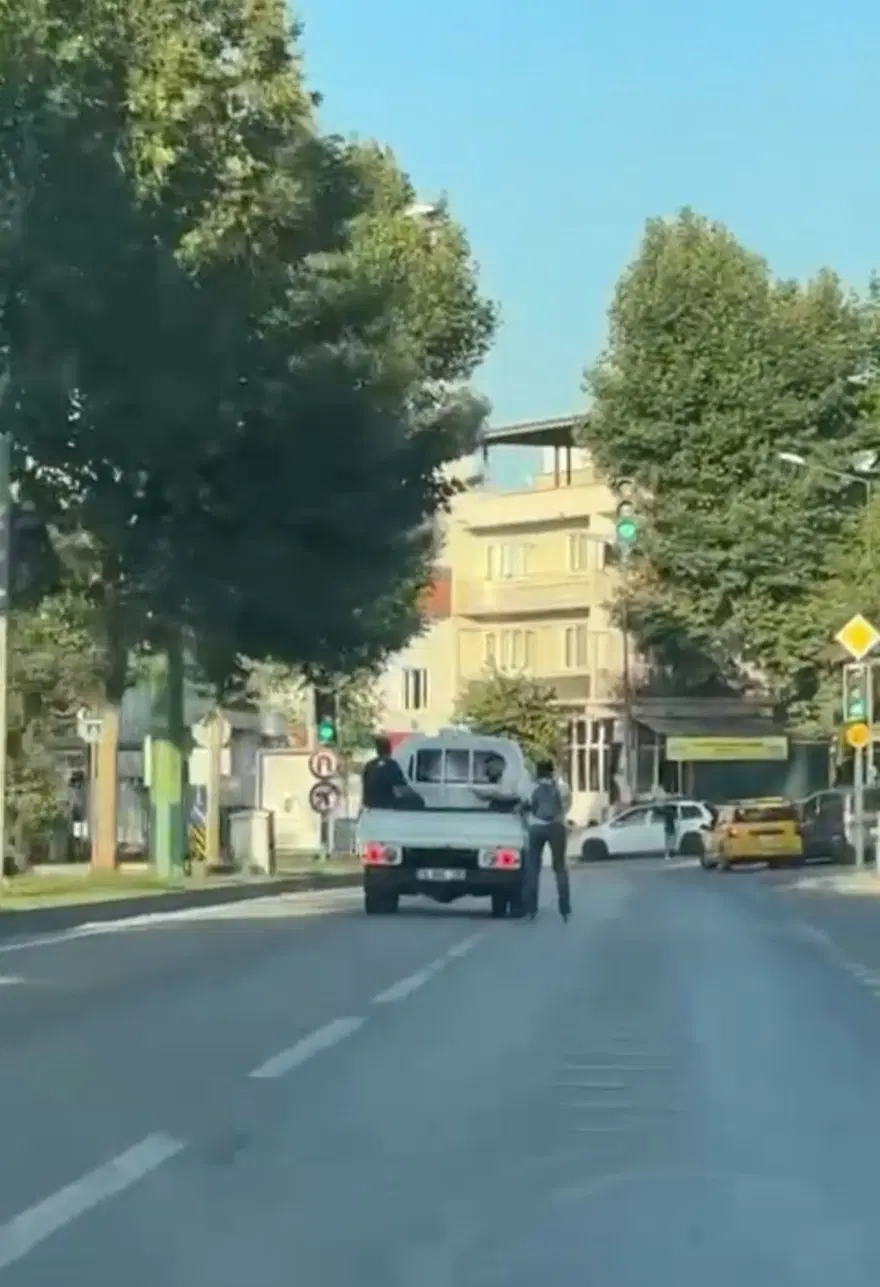 Kamyonetin kasasında tehlikeli yolculuk! Görenlerin yüreği ağzına geldi 1 Kamyonetin kasasında tehlikeli yolculuk! Görenlerin yüreği ağzına geldi 1