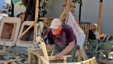 Depremde yıkılmıştı: Atölyesini yeniden ayağa kaldırıp, el sanatını yaşatıyor