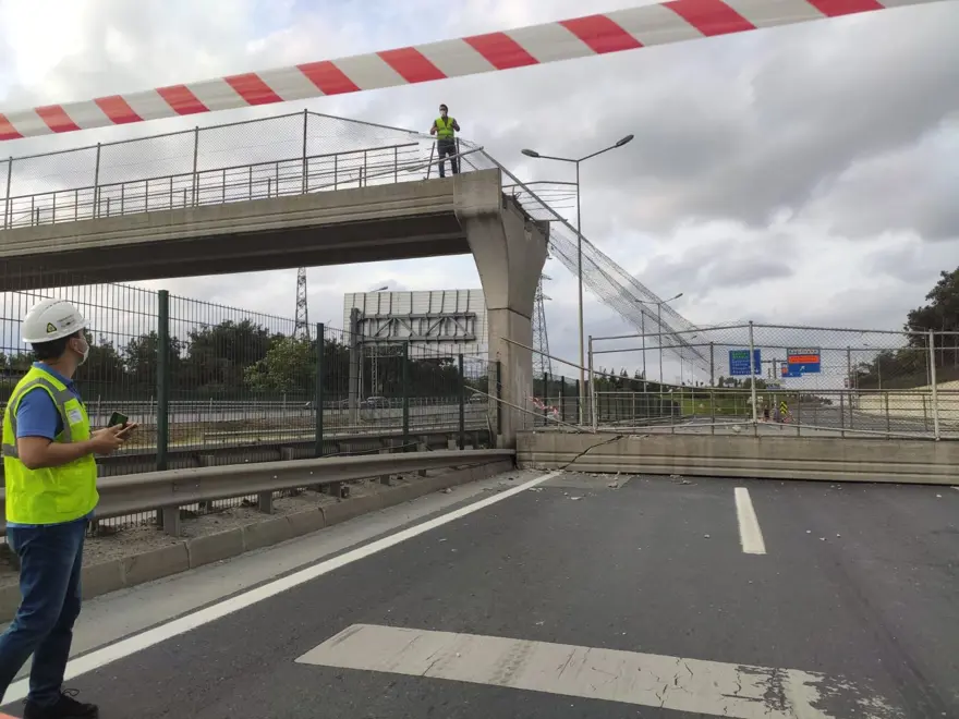 Eyüpsultan'da üst geçit çöktü 1 Eyüpsultan'da üst geçit çöktü 1