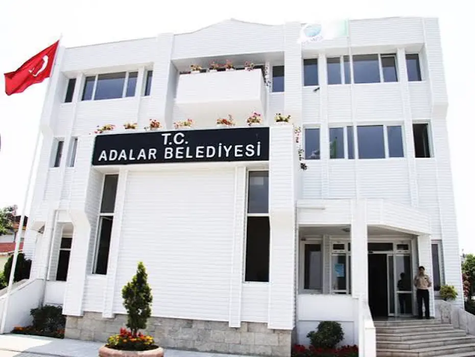 Adalar Belediyesi'ne rüşvet operasyonu. Belediye Başkanı Ali Ercan Akpolat dahil 41 gözaltı