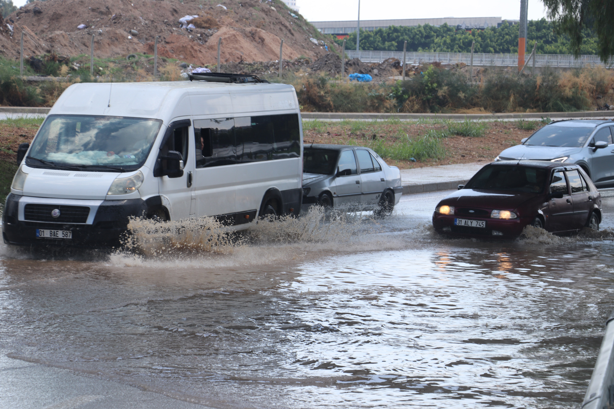 Adana'da sağanak ve şiddetli rüzgar etkili oldu