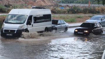 Adana'da sağanak ve şiddetli rüzgar etkili oldu
