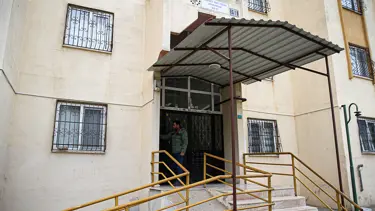 Asansörde yaptıkları pes dedirtti. Çatıdaki güvencinleri çalıp kaçtı