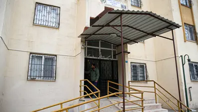 Asansörde yaptıkları pes dedirtti. Çatıdaki güvencinleri çalıp kaçtı