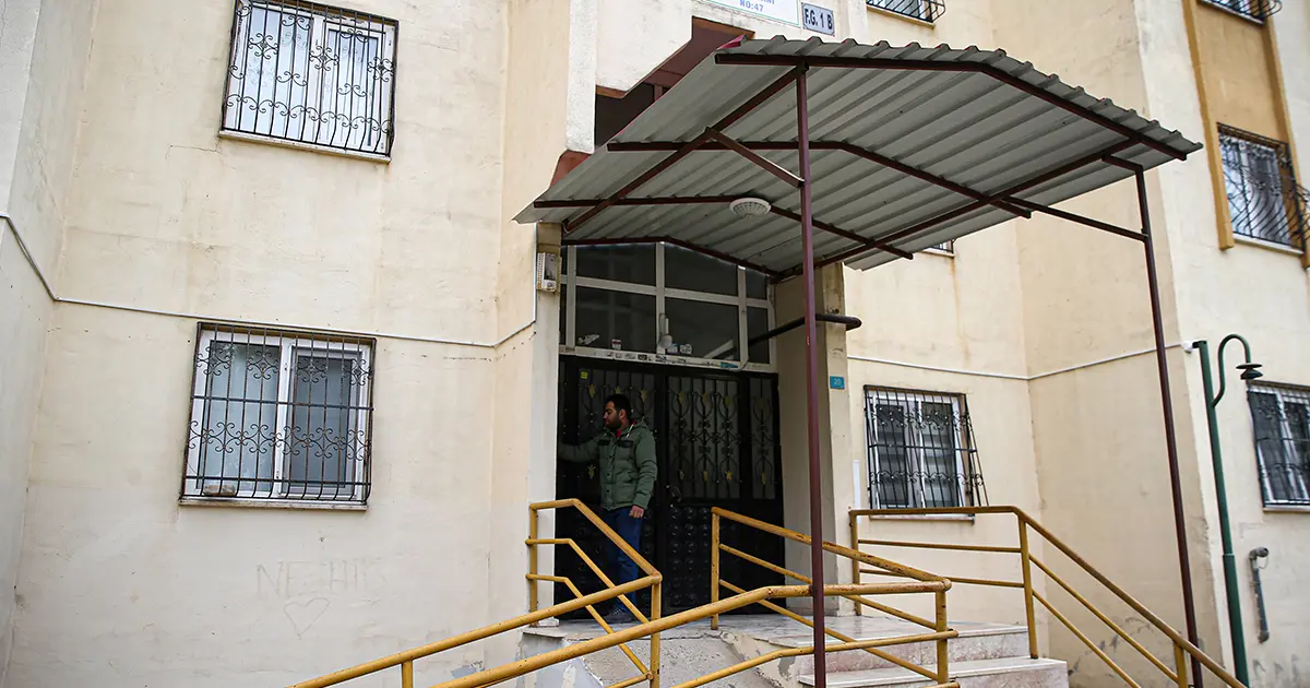 Asansörde yaptıkları pes dedirtti. Çatıdaki güvencinleri çalıp kaçtı