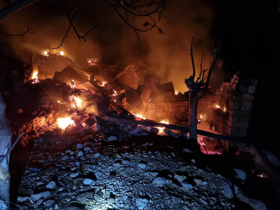 Adana'da yanan ev çöktü, Alzheimer hastası yaşlı kadın aranıyor