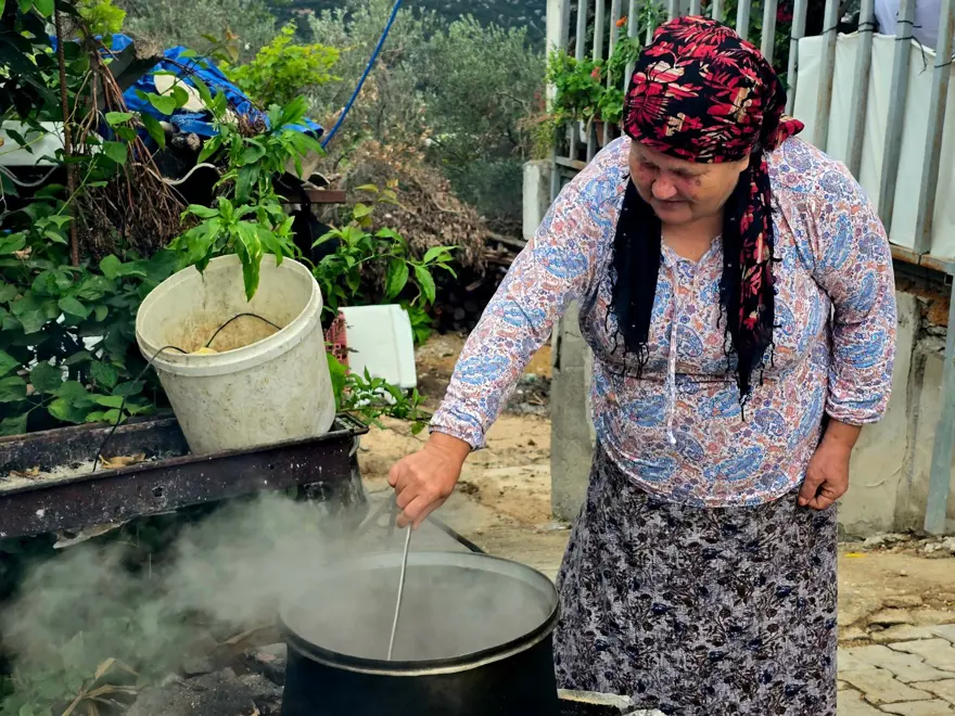 Sabah erken saatlerde bir araya geliyorlar: Mahalleliyi birleştiren imece geleneği 2 Sabah erken saatlerde bir araya geliyorlar: Mahalleliyi birleştiren imece geleneği 2