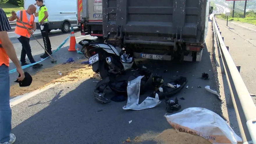 TEM otoyolunda kaza: Kamyonete arkadan çarpan motosiklet sürücüsü hayatını kaybetti 2