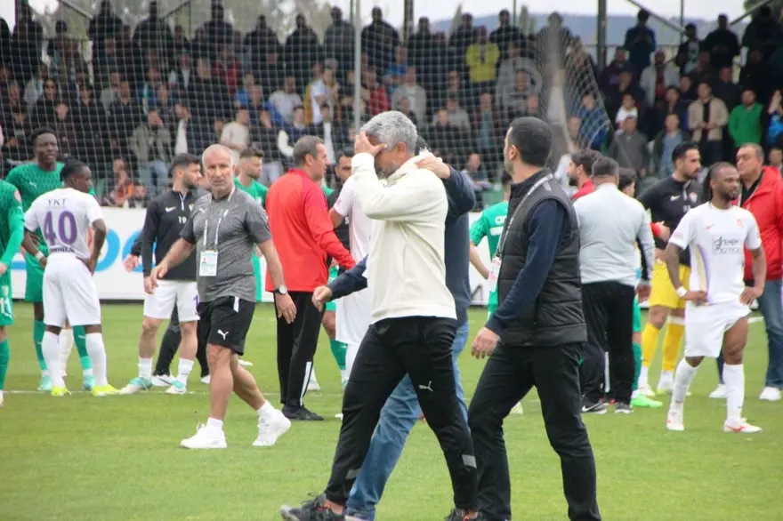 Bodrum FK-Eyüpspor maçında ortalık karıştı: Arda Turan'a yabancı madde atıldı, bir futbolcu hastaneye kaldırıldı 16