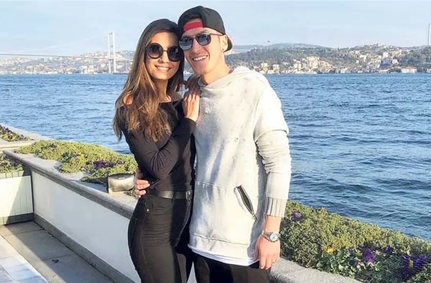 Mesut Özil ile Amine Gülşe David Beckham'a komşu oluyor 1