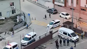 Okul bahçesinde oynarken üzerine sürgülü demir kapı düştü