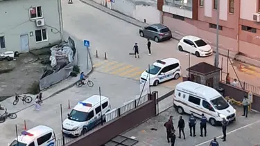 Okul bahçesinde oynarken üzerine sürgülü demir kapı düştü