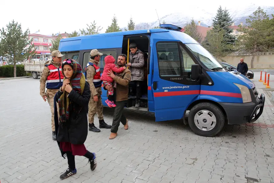 Erzincan'da bir otobüste 165 kaçak göçmen 1