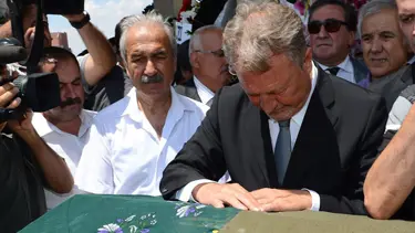 Zeki Sezer'in eşi toprağa verildi