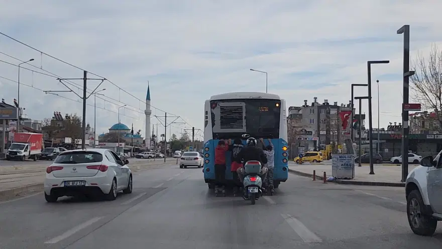 Otobüse tutunan patenli çocukların tehlikeli yolculuğu 1