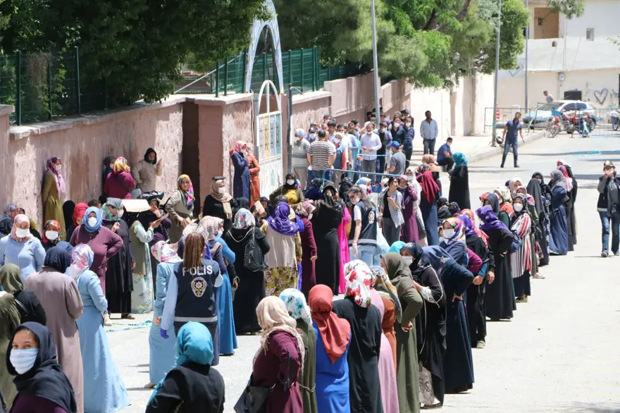 Şanlıurfa Valisi: PTT’deki yoğunluğun önüne geçemiyoruz 2 Şanlıurfa Valisi: PTT’deki yoğunluğun önüne geçemiyoruz 2