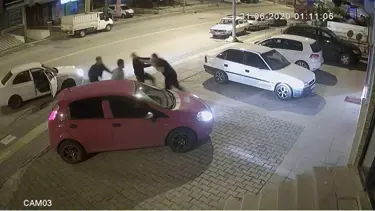 Kick boksçu, trafikte tartıştığı 3 kişiyi 30 saniyede yere serdi