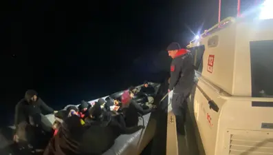 Ayvalık açıklarında 9'u çocuk 25 düzensiz göçmen yakalandı