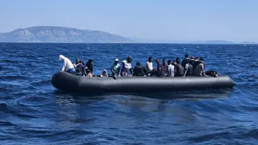 İzmir açıklarında 132 kaçak göçmen karaya çıkartıldı
