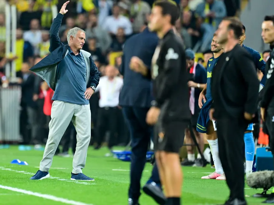 Fenerbahçe Galatasaray derbisi dünya basınında! "Osimhen, Mourinho'yu nakavt etti" 4