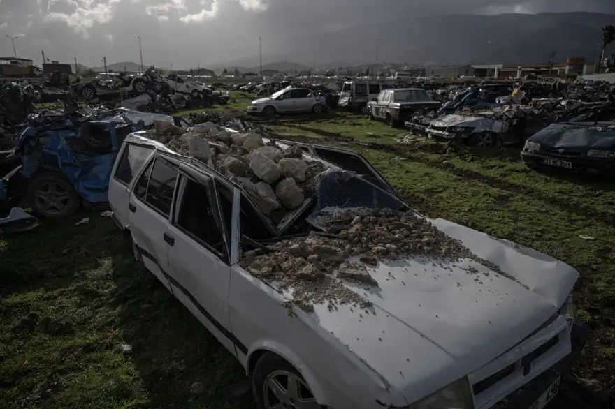 "Araba mezarlığı" felaketin boyutunu gözler önüne seriyor 7
