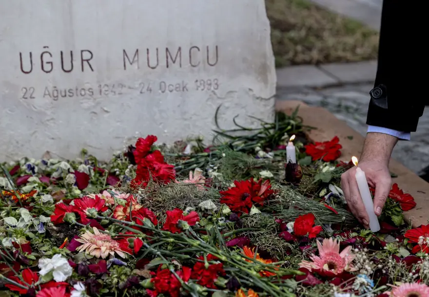 Gazeteci Uğur Mumcu suikastın 28. yılında kabri başında anıldı 2