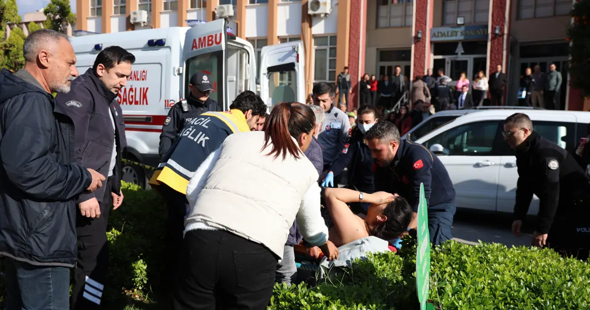 Boşanma davasından çıkıp eşini sırtından bıçakladı