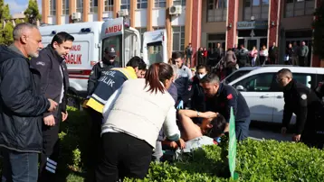 Boşanma davasından çıkıp eşini sırtından bıçakladı