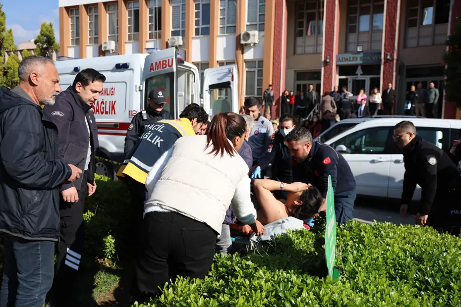 Boşanma davasından çıkıp eşini sırtından bıçakladı