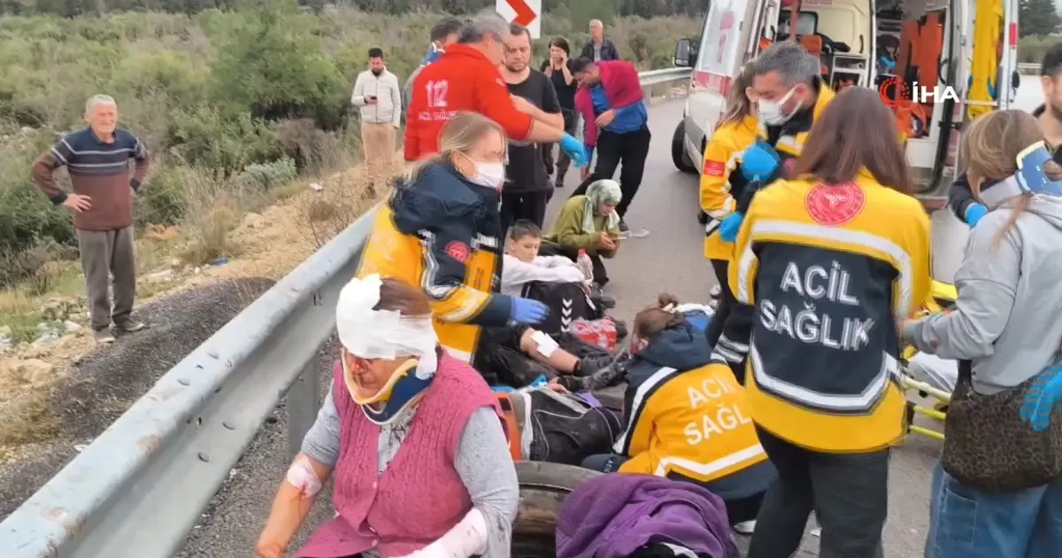 Antalya'da yolcu otobüsü devrildi