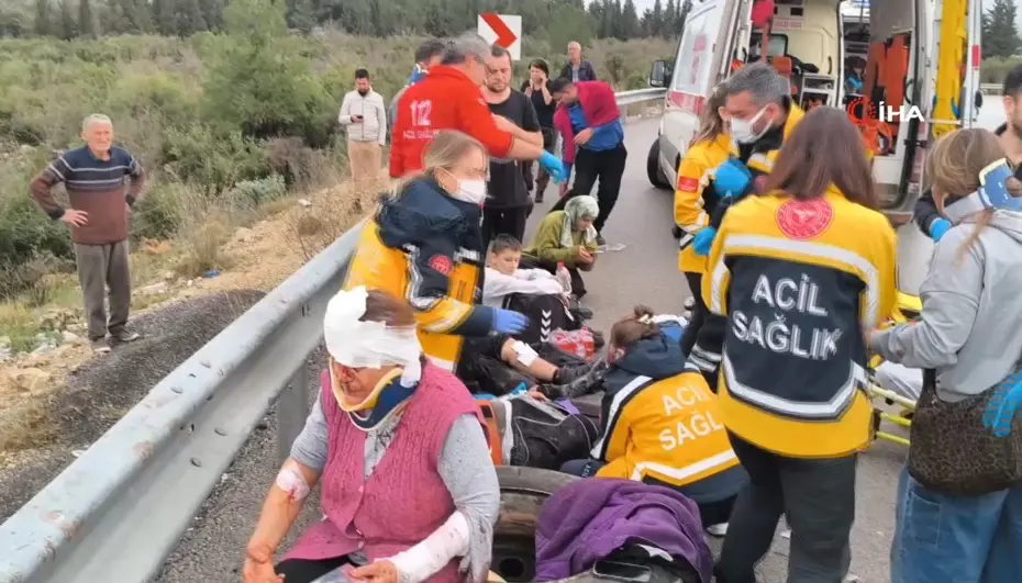 Antalya'da yolcu otobüsü devrildi