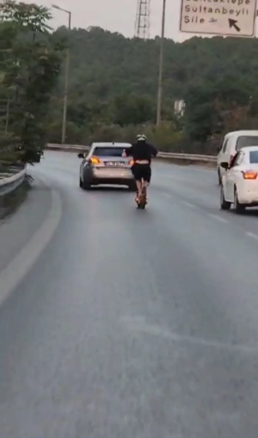 Otoyolda scooter ile tehlikeli yolculuk 4