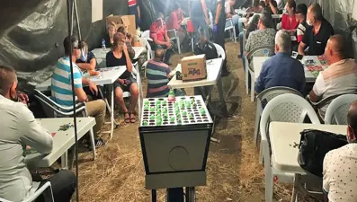 Tarlaya çadır kurup kumar oynadılar