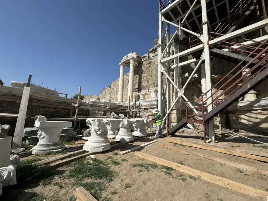 Side'de Kalliope'nin betimlendiği mozaik zemin gün yüzüne çıkarıldı 11