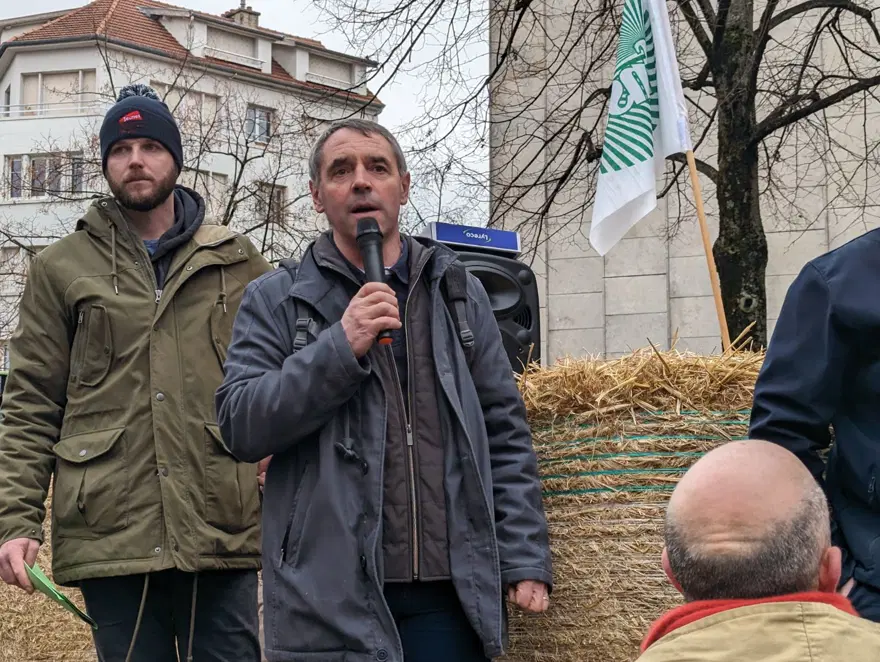 Fransa'da ödemeleri geciken çiftçilerden gübreli protesto 13