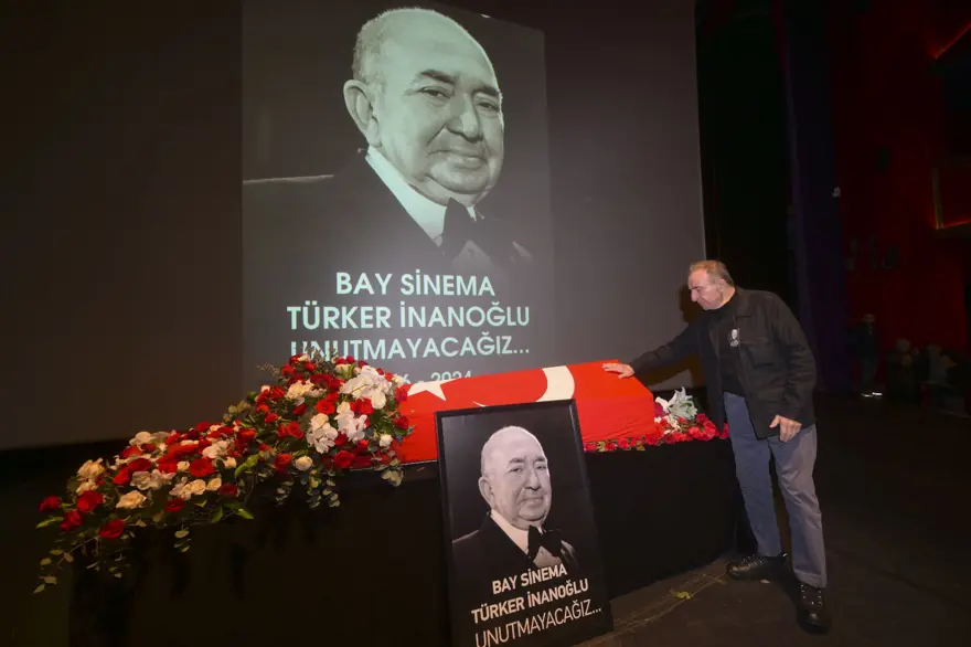 Türker İnanoğlu'na veda: Duayen sinemacı son yolculuğuna uğurlandı 25