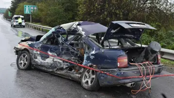 Bariyerlere çarpan otomobil hurdaya döndü: 1 ölü, 2 yaralı