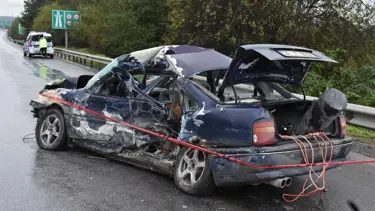 Bariyerlere çarpan otomobil hurdaya döndü: 1 ölü, 2 yaralı