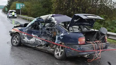 Bariyerlere çarpan otomobil hurdaya döndü: 1 ölü, 2 yaralı