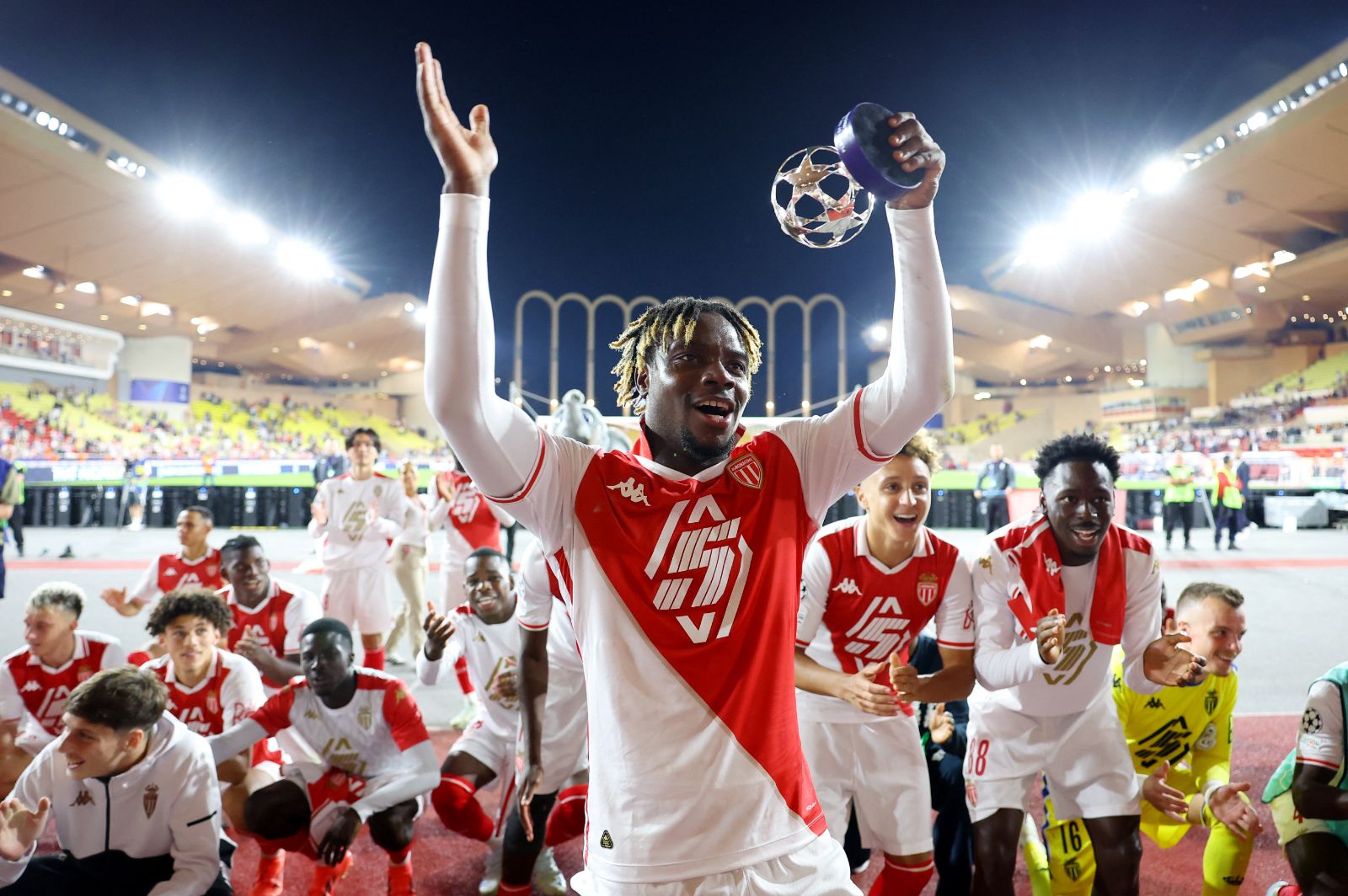 Monaco'nun 18 yaşındaki yıldızı Barcelona'yı devirdi: Mbappe'yi geride bırakıp tarihe geçti!
