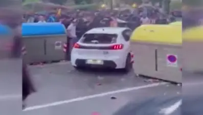 Aracıyla taraftarların arasına daldı: 13 yaralı