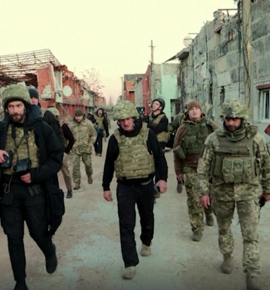 Oyuncu Sean Penn belgesel için Ukrayna'da askerlerle birlikte çalıştı: Yeni fotoğraflar yayınladı 3 Oyuncu Sean Penn belgesel için Ukrayna'da askerlerle birlikte çalıştı: Yeni fotoğraflar yayınladı 3